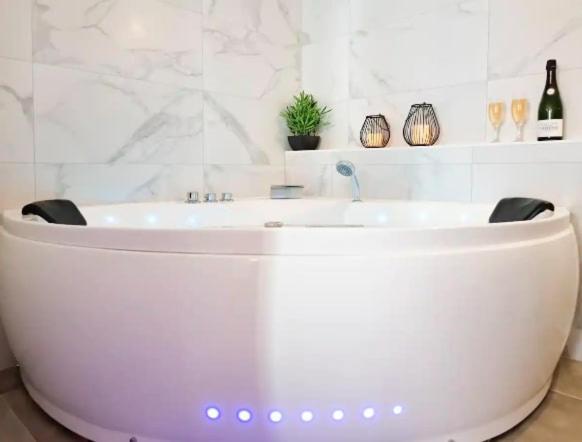 Majord'Home Spa 4*-L'Elegance-Balneo Vieille Ville Annecy Bagian luar foto